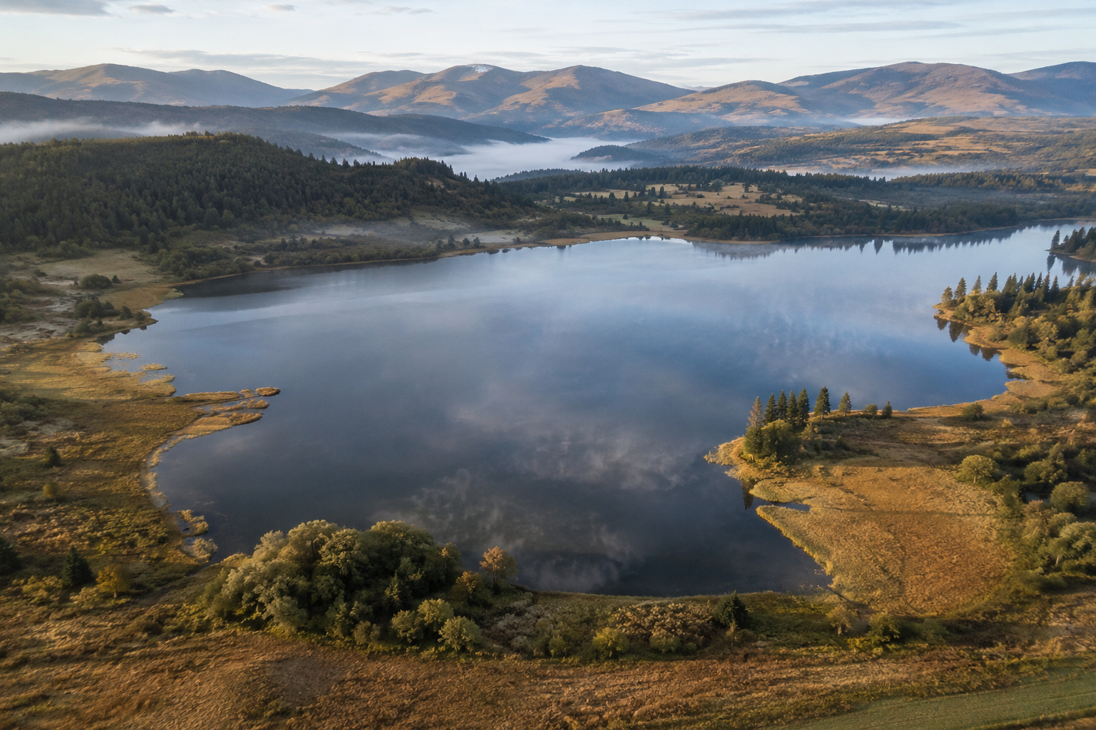 Ripresa paesaggistica aerea di lago